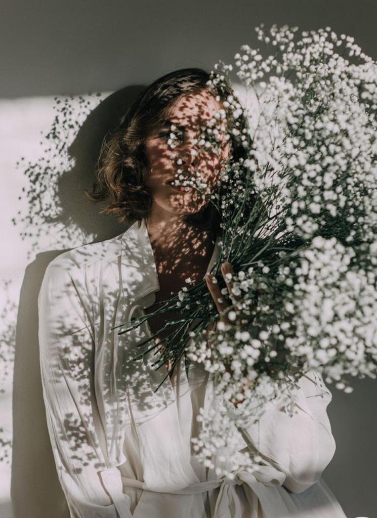 Mulher com flores no rosto